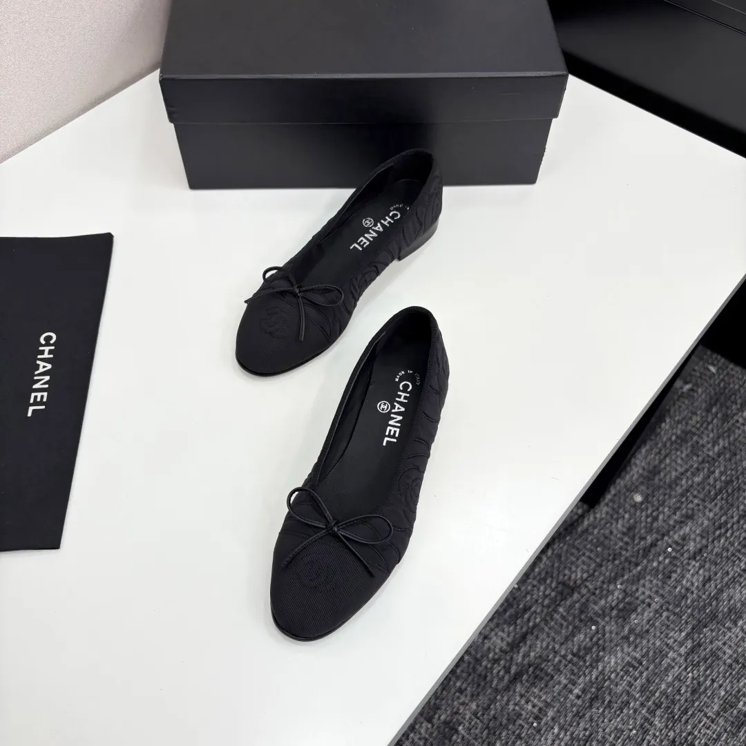👟👟Ex-factory price 540👟👟 25Fw early spring latest color Chanel Xiaoxiang bow ballet flat shoes Believe me, this is a pair of ballet shoes that can take you to good places🩰 Upper: original lace mesh inner lining: no lining Sole: Italian genuine leather outsole Size: 34-41 regular size (34.40.41 customization is not returnable)